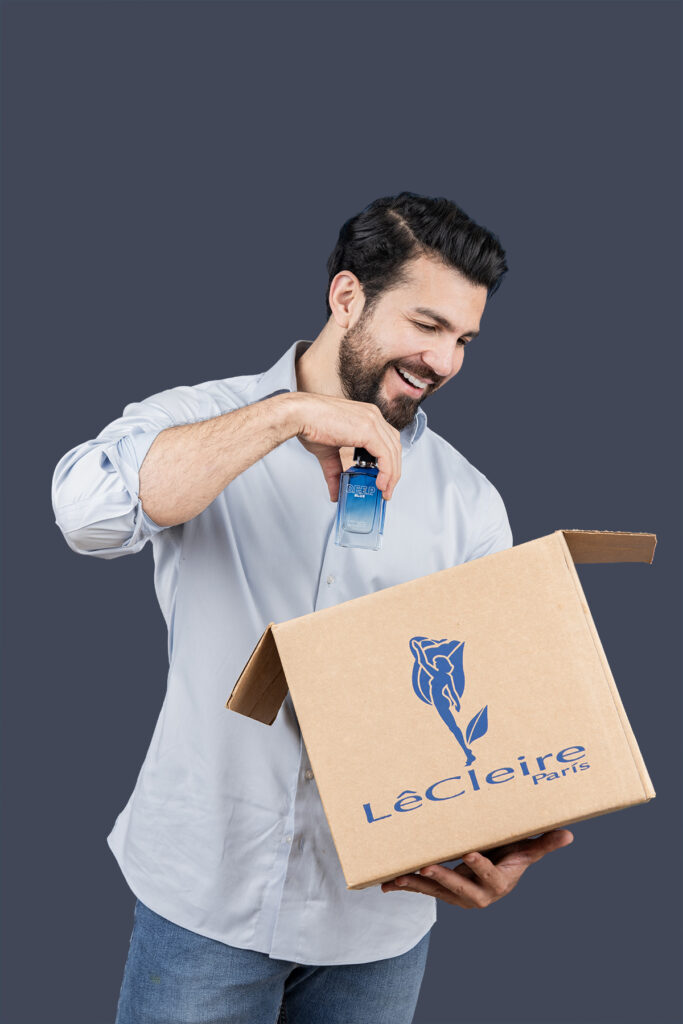 Consejero LêCleire abriendo la caja con los productos para vender