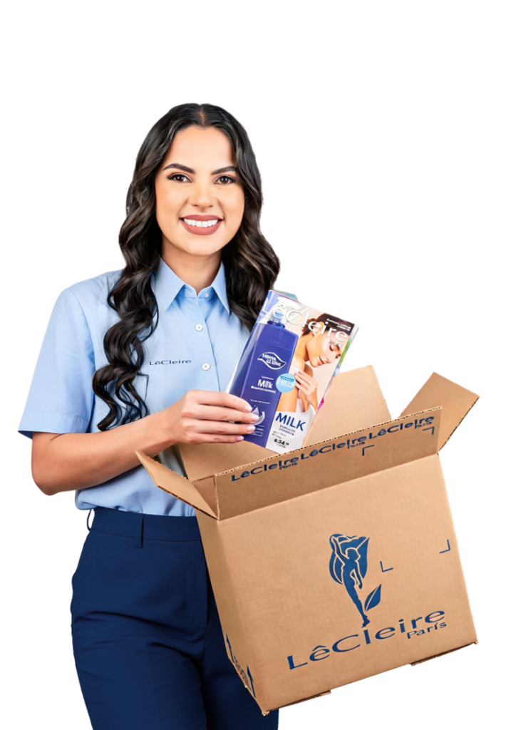 Mujer sonríe mientras muestra el catálogo Cosmetics de LêCleire y sostiene una caja de la marca